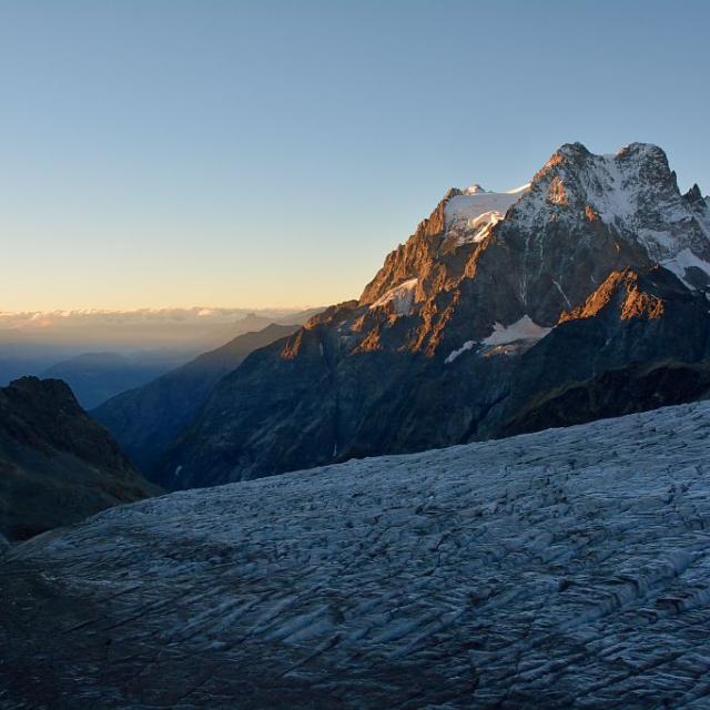 Lever de soleil sur le Pelvoux - glacier Blanc au premier plan © M.Coulon - Parc national des Ecrins Lever de soleil sur le Pelvoux - glacier Blanc au premier plan © M.Coulon - Parc national des Ecrins