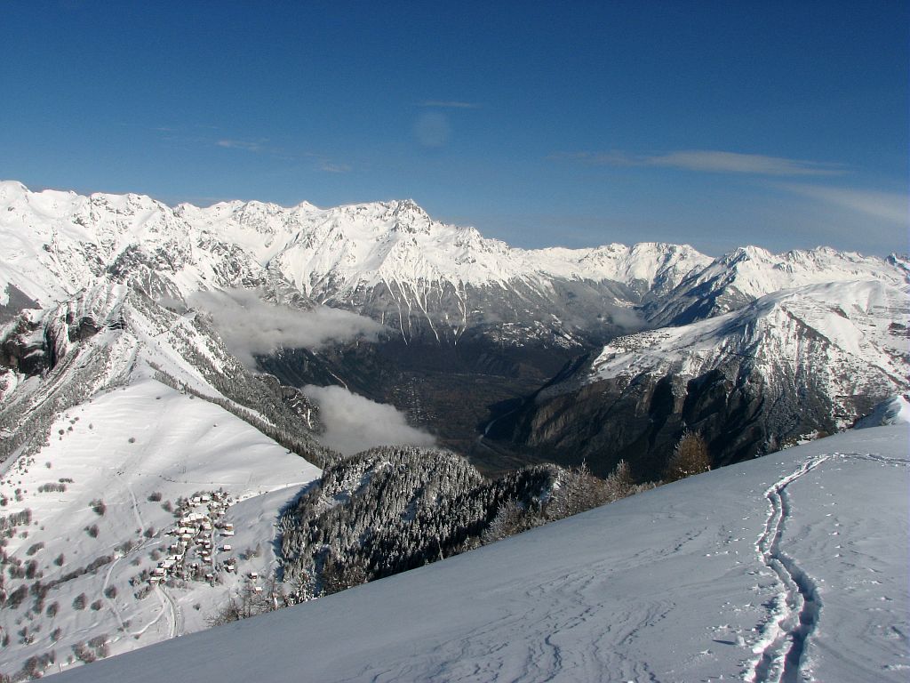 Villard Reymond depuis la croix du Carrelet ©Christophe Albert - Parc national des Ecrins Villard Reymond depuis la croix du Carrelet ©Christophe Albert - Parc national des Ecrins