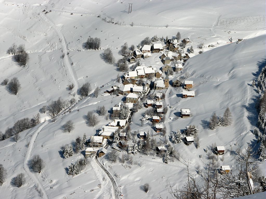 Villard Reymond depuis la croix du Carrelet ©Christophe Albert - Parc national des Ecrins Villard Reymond depuis la croix du Carrelet ©Christophe Albert - Parc national des Ecrins