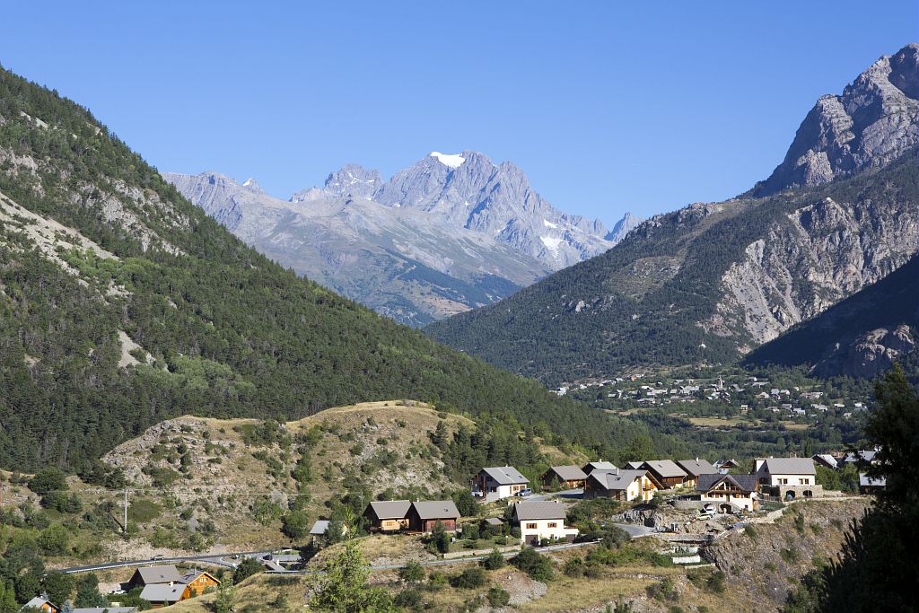 La Bâtie des Vigneaux au premier plan - les Vigneaux au fond, le Pelvoux © Pascal Saulay - Parc national des Ecrins 