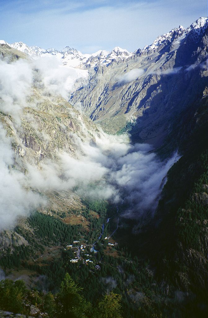 Le village d'Ailefroide depuis Riolet ©Joël Faure - Parc national des Ecrins Le village d'Ailefroide depuis Riolet ©Joël Faure - Parc national des Ecrins