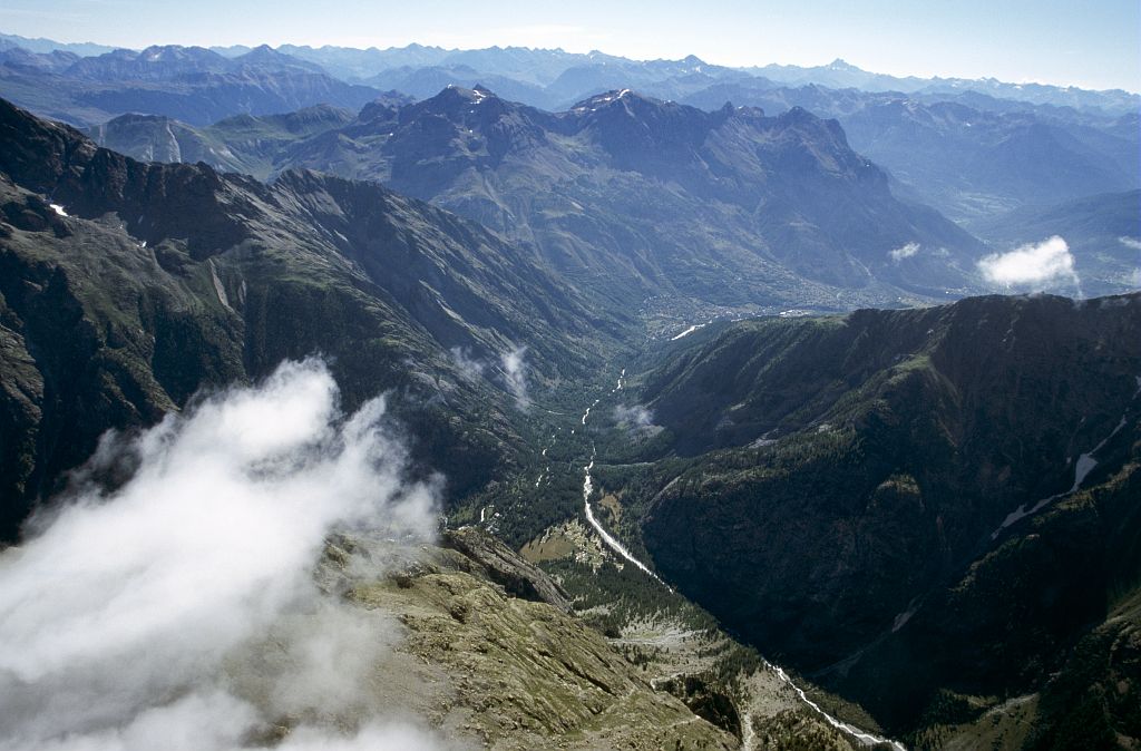 Ailefroide et l'entrée du vallon de Celse Nière ©Cyril Coursier - Parc national des Ecrins Ailefroide et l'entrée du vallon de Celse Nière ©Cyril Coursier - Parc national des Ecrins