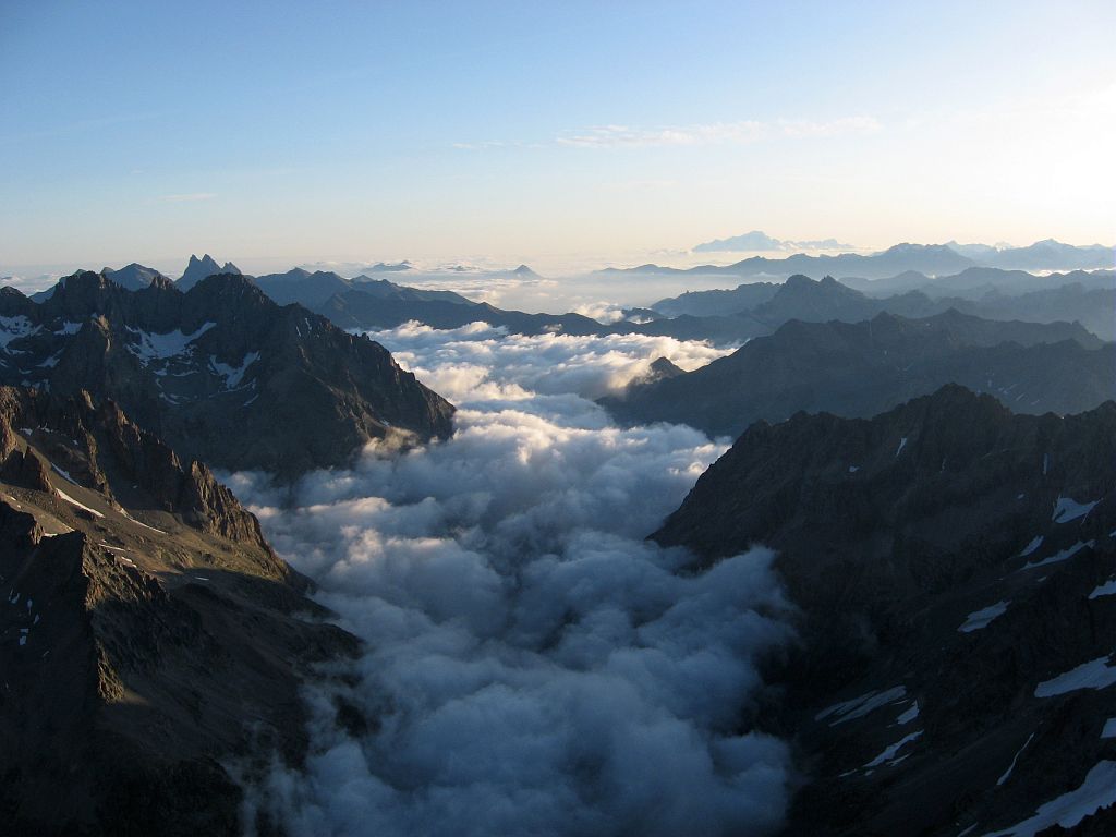 Mer de nuages depuis le sommet de Roche Faurio ©Thierry Maillet - Parc national des Ecrins Mer de nuages depuis le sommet de Roche Faurio ©Thierry Maillet - Parc national des Ecrins