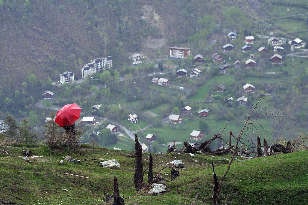 Un randonneur avec son parapluie face au hameau des Claux de Pelvoux. ©Jean-Philippe Telmon - Parc national des Ecrins Un randonneur avec son parapluie face au hameau des Claux de Pelvoux. ©Jean-Philippe Telmon - Parc national des Ecrins