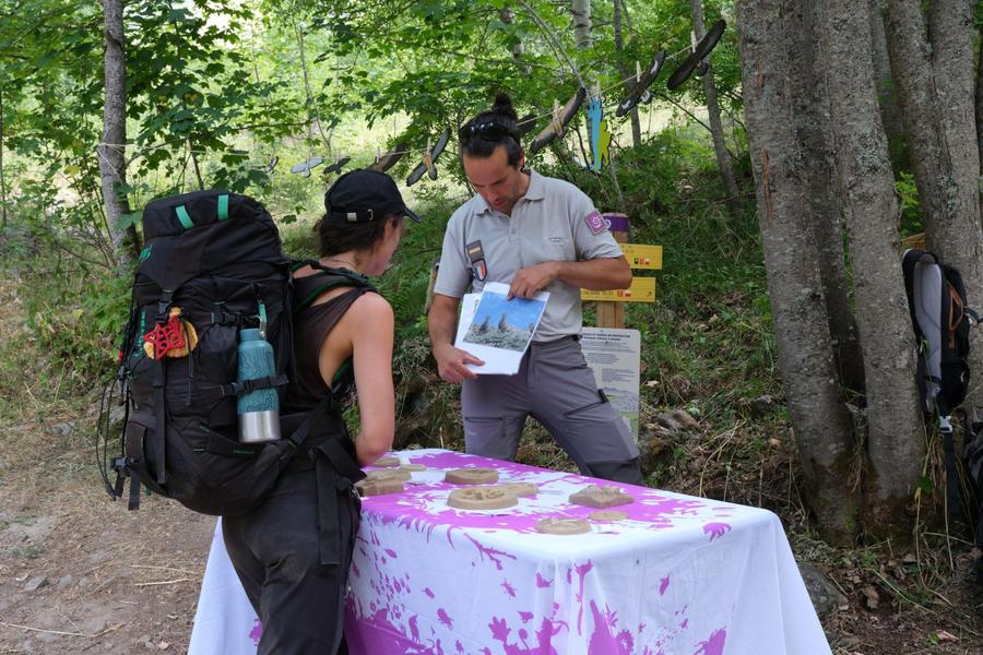 Animation faune avec un garde-moniteur du Parc national des Écrins Animation faune avec un garde-moniteur du Parc national des Écrins