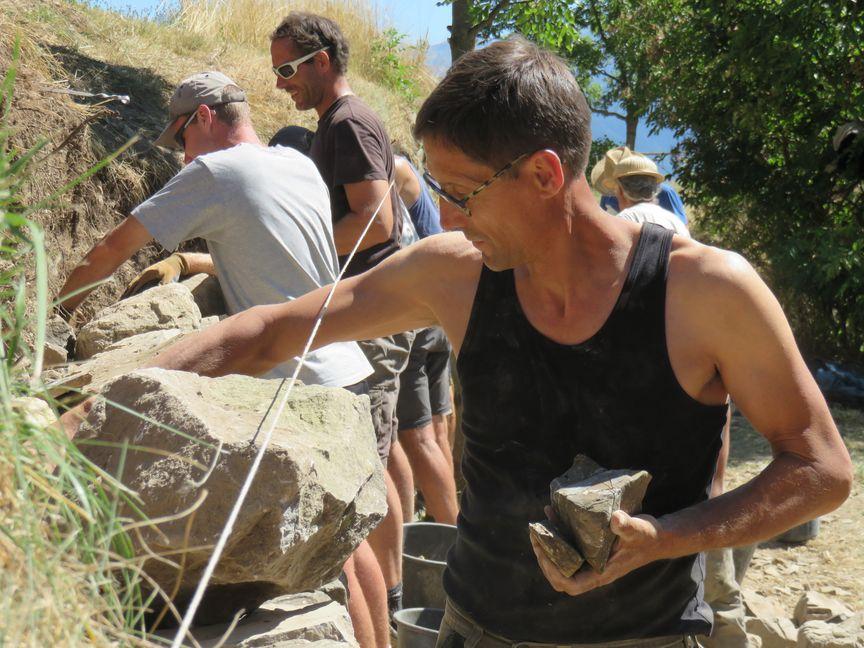 Loys Ginoul, formateur pour la restauration des murs en pierres sèches © M.Pottier - parc national des Ecrins