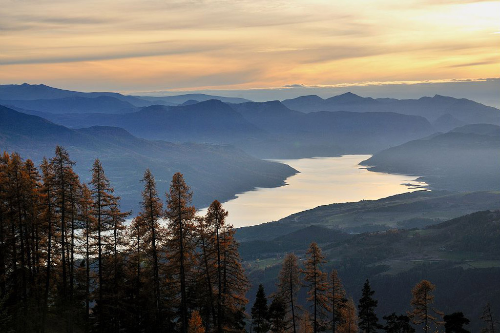 Lumière du soir sur le lac de Serre-Ponçon vu depuis le versant du mont Guillaume -  automne - Puy st Eusèbe © PNE / Coulon Mireille