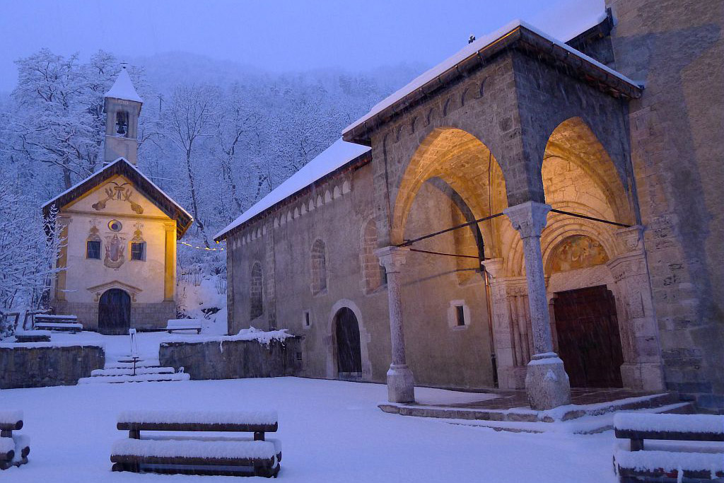 Chute de neige dans le village de Vallouise au petit matin © PNE / Maillet Thierry