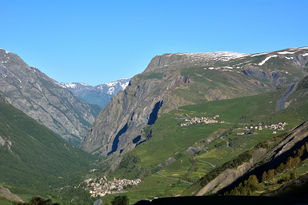 Villages de la Grave, de Ventelon et du Chazelet depuis la route du lac du Pontet © PNE / Mireille Coulon