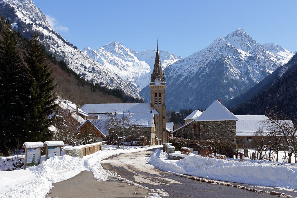 Le village de la Chapelle en Valjouffrey l'hiver © PNE / Christophe Albert