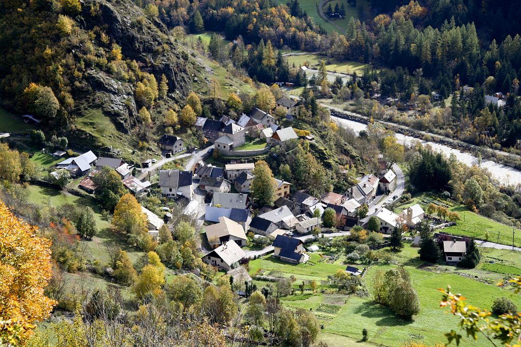 Villar-Loubière depuis le sentier du bois des Peines © PNE / Telmon Jean-Philippe