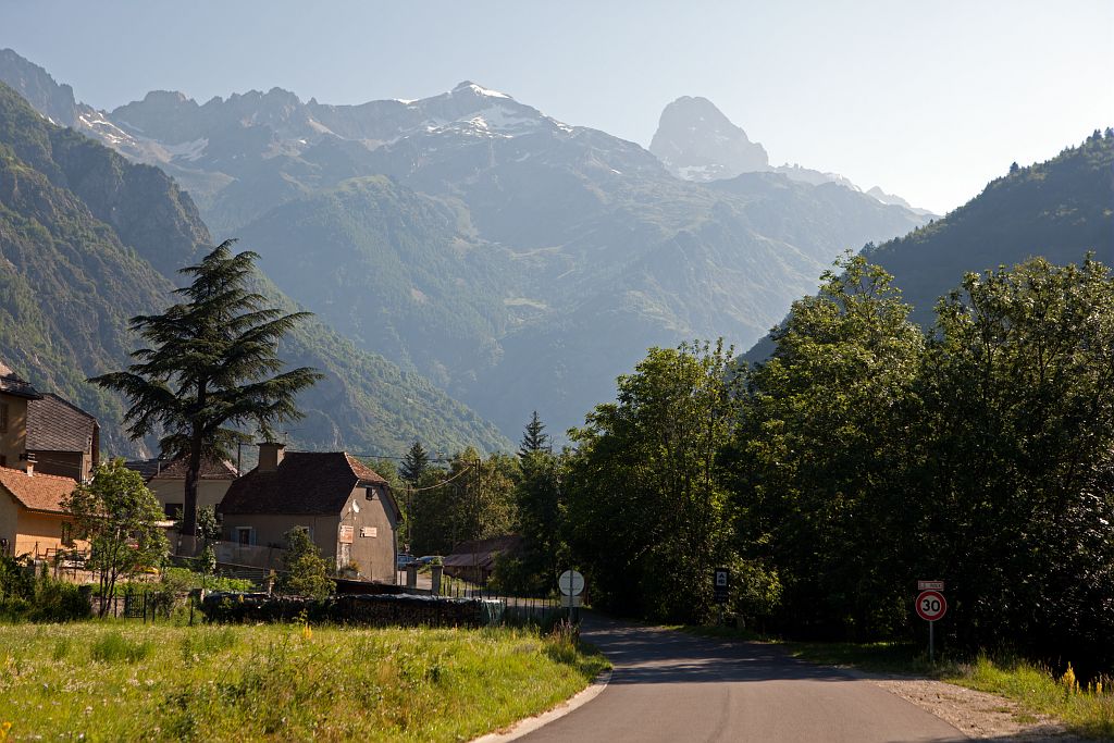 village du Roux, au fond l'Olan © PNE / Saulay Pascal