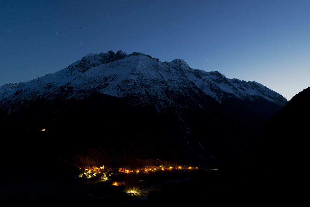 Les lumières de la Chapelle-en-Valgaudemar et du petit hameau des Portes éclairent la nuit © PNE / Saulay Pascal