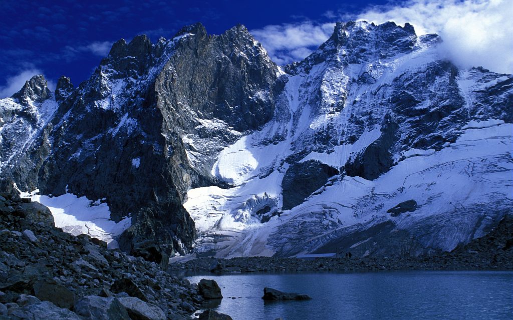 Le lac du Pavé et le couloir du Diable © Bernard Nicollet - Parc national des Ecrins Le lac du Pavé et le couloir du Diable © Bernard Nicollet - Parc national des Ecrins
