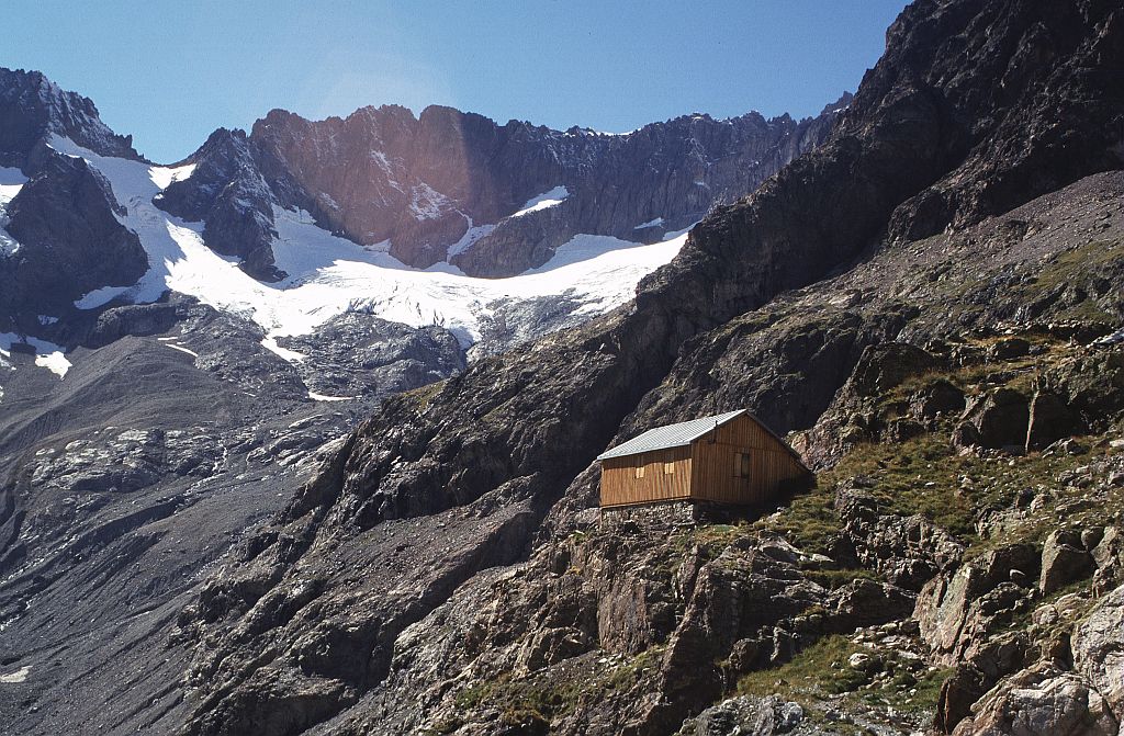 L'ancien refuge en bois du Sélé (2 699 m) © Marie-Geneviève Nicolas - Parc national des Ecrins L'ancien refuge en bois du Sélé (2 699 m) © Marie-Geneviève Nicolas - Parc national des Ecrins