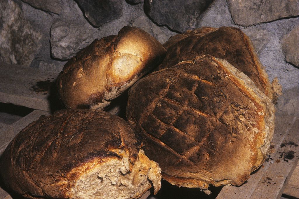 Décembre 1994, le four du Villar est réparé, les fournées se succèdent comme autrefois © Robert Keck - Parc national des Ecrins Décembre 1994, le four du Villar est réparé, les fournées se succèdent comme autrefois © Robert Keck - Parc national des Ecrins