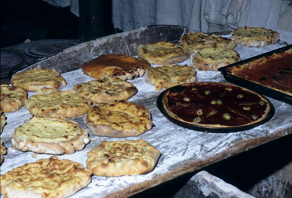 Novembre 1998, autres plats : les "girades", couronnes de pain blanc, enfournées et défournées rapidement avant le pain bouilli © Robert Keck - Parc national des Ecrins 