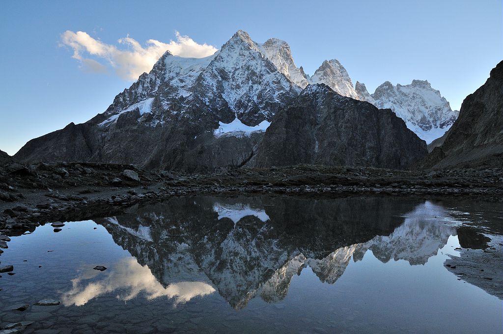 Le Pelvoux - reflet dans le lac Tucket © Mireille Coulon - Parc national des Ecrins Le Pelvoux - reflet dans le lac Tucket © Mireille Coulon - Parc national des Ecrins