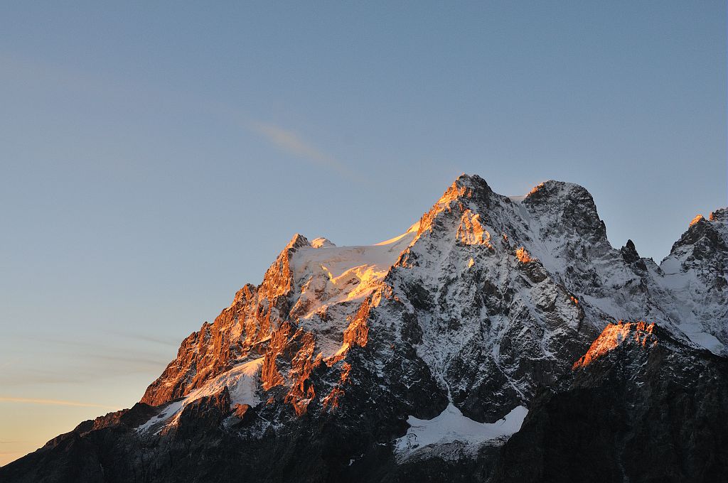 Le Pelvoux au lever du soleil © Mireille Coulon - Parc national des Ecrins Le Pelvoux au lever du soleil © Mireille Coulon - Parc national des Ecrins