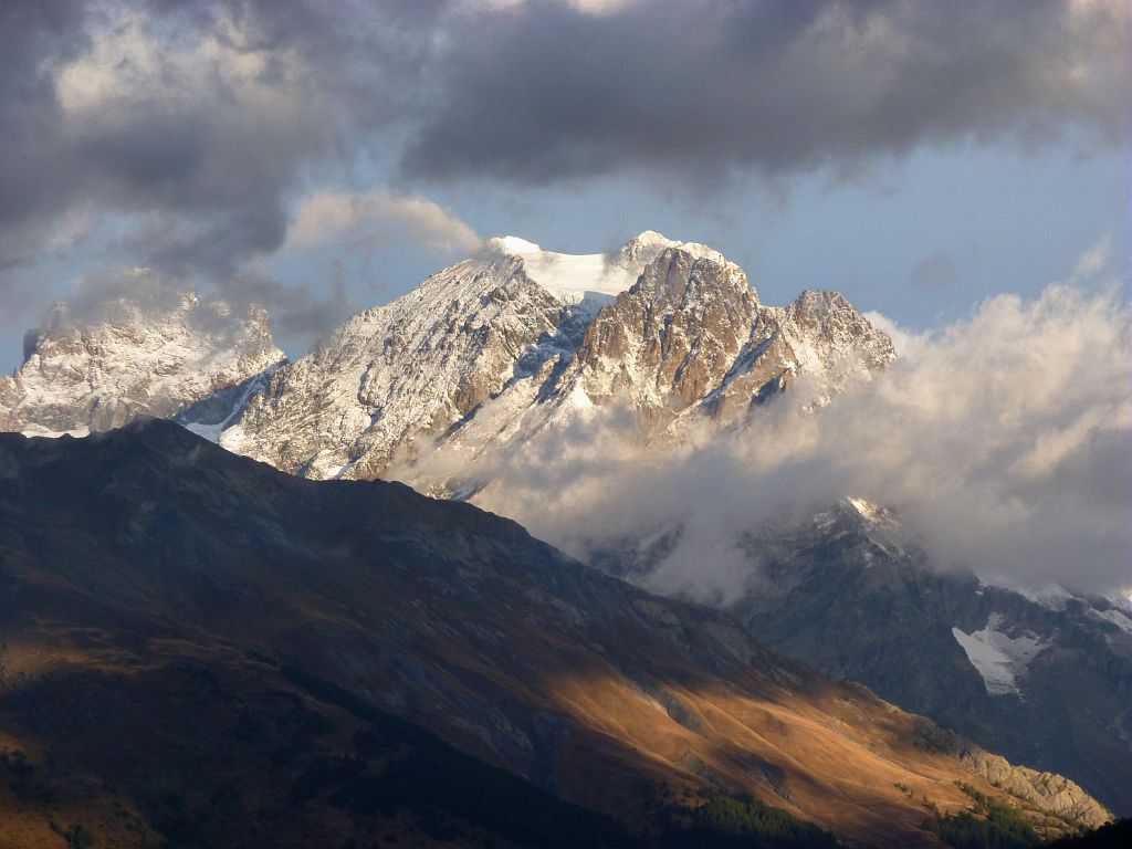 Le Pelvoux à l'automne depuis les rampes de l'Argentière - au premier plan les pentes de la Blanche © Mireille Coulon - Parc national des Ecrins  