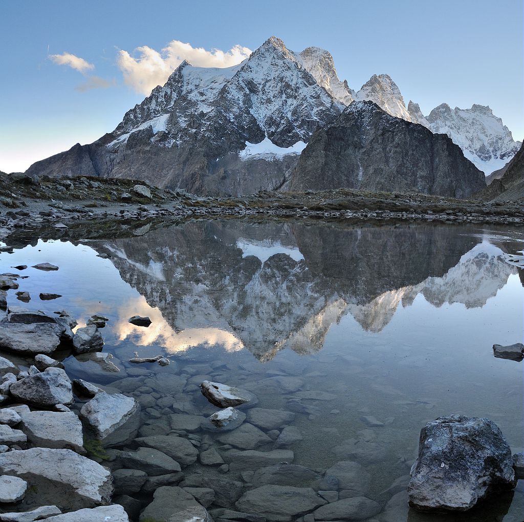 Le Pelvoux et les Ailefroides - reflet dans le lac Tucket © Mireille Coulon - Parc national des Ecrins Le Pelvoux et les Ailefroides - reflet dans le lac Tucket © Mireille Coulon - Parc national des Ecrins
