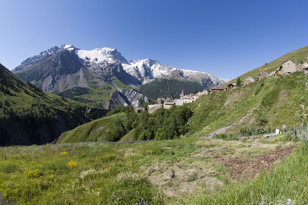 Le massif de la Meije du vallon de Valfroide avec le hameau des Hyères © Pascal Saulay - Parc national des Ecrinsl Le massif de la Meije du vallon de Valfroide avec le hameau des Hyères © Pascal Saulay - Parc national des Ecrinsl
