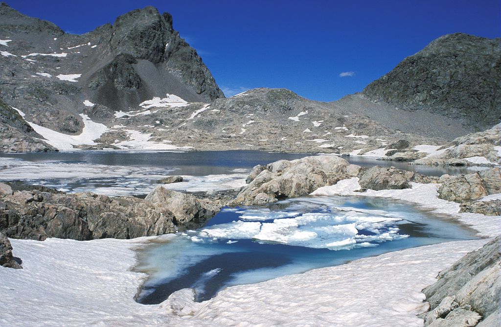 Aiguille fourchée, lave basaltique, lac supérieur de Crupillouse © Rémi Brugot - Parc national des Ecrins 