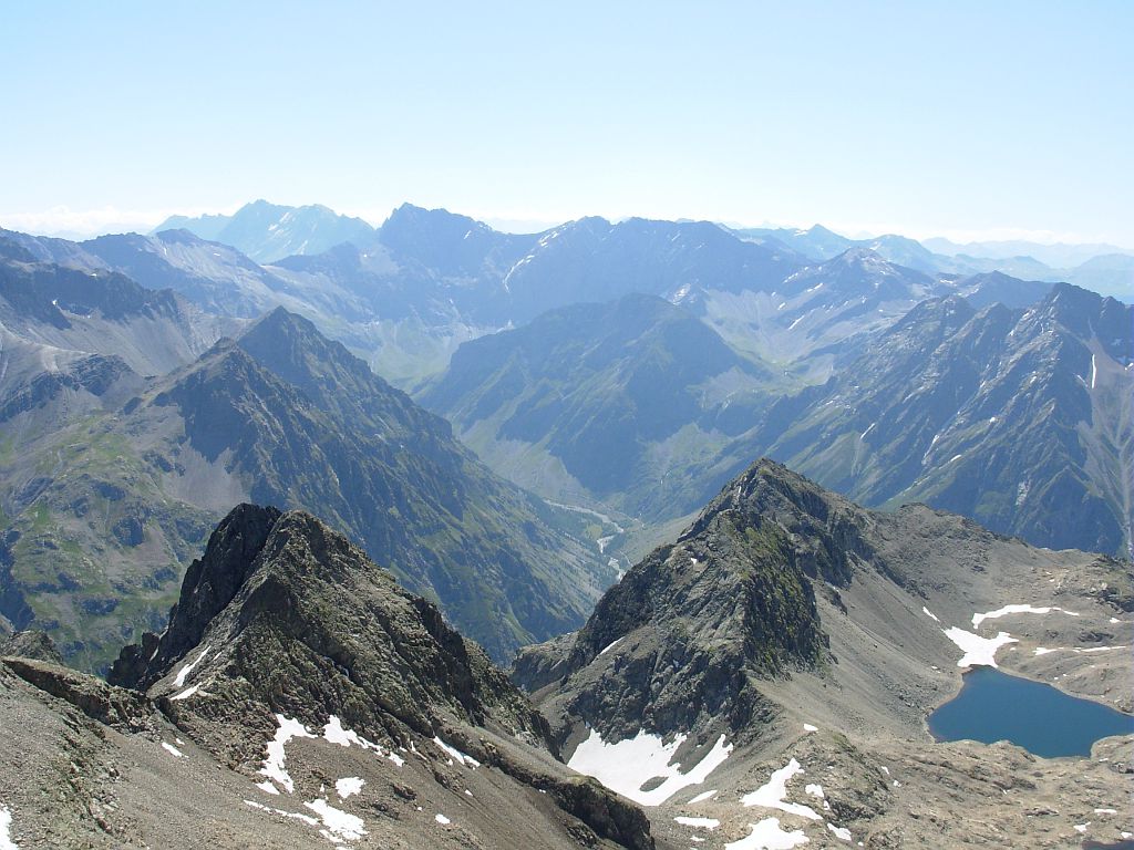 Vue depuis le pic de Parières sur les lacs de Crupillouse, les Aiguilles des Peous, du Veyre et Fourchée, ainsi que le col de Veyre et en fond la vallée de Champoléon © Eric Joubert - Parc national des Ecrins