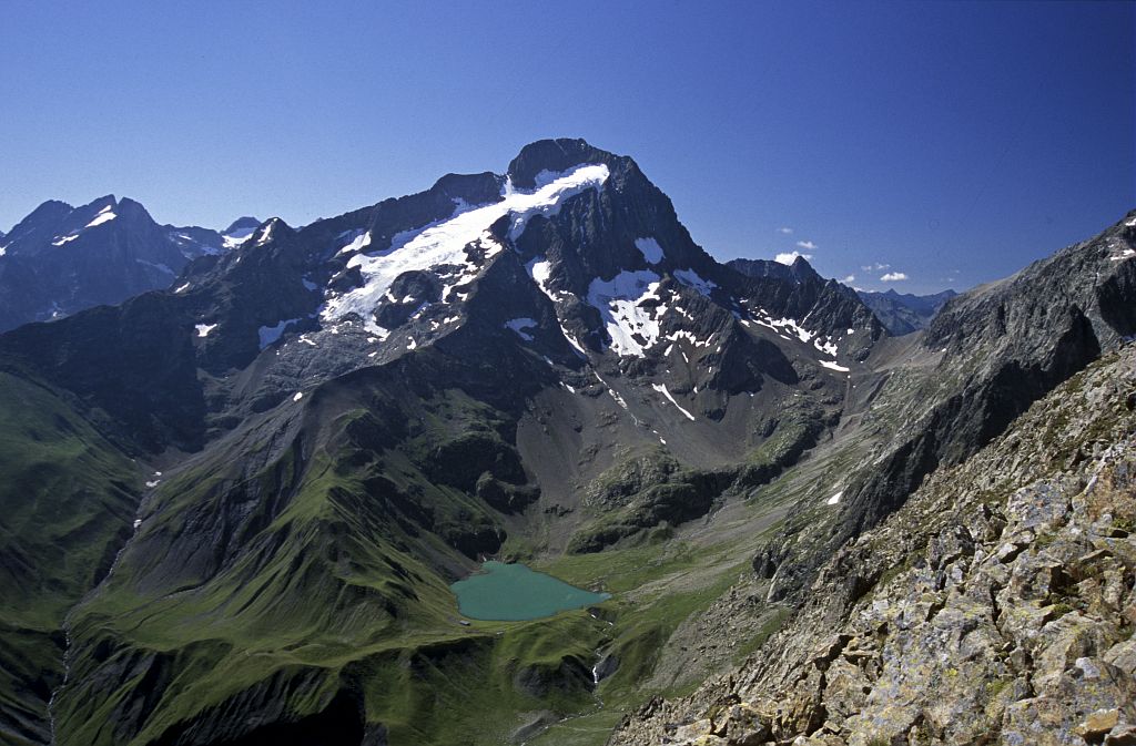 Lac, refuge et col de la Muzelle © Denis Fiat - Parc national des Ecrins Lac, refuge et col de la Muzelle © Denis Fiat - Parc national des Ecrins