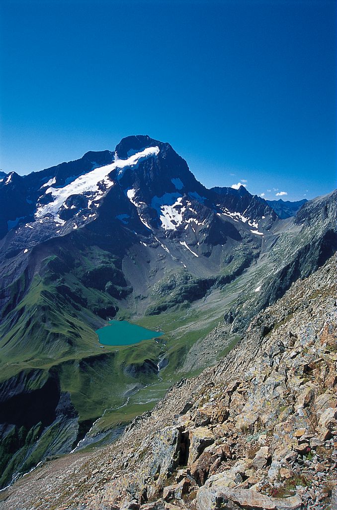 Sommet, lac, refuge, col de la Muzelle © Denis Fiat - Parc national des Ecrins Sommet, lac, refuge, col de la Muzelle © Denis Fiat - Parc national des Ecrins
