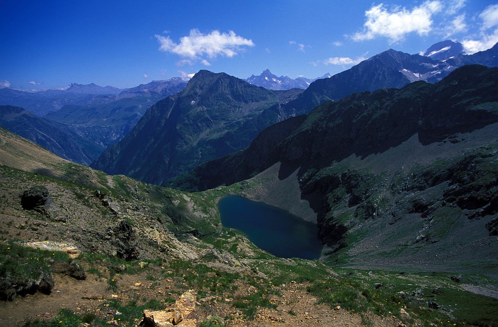 Le lac de Plan Vianney - Les 2 Alpes, les aiguilles d'Arves, l'aiguille de Vénosc, l'aiguille du Plat de la Selle, la barre des Ecrins © Cyril Coursier - Parc national des Ecrins