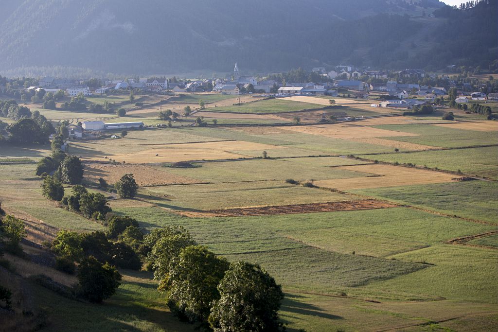 La plaine et le village d'Ancelle © Pascal Saulay - Parc national des Ecrins