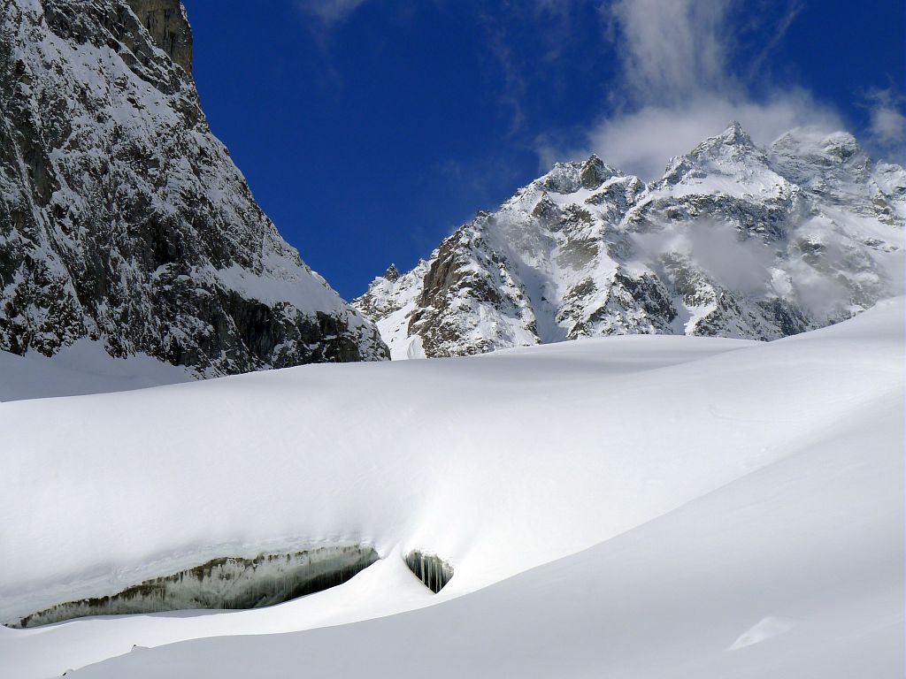 Brouillard sur le glacier Noir - crevasses au front du glacier Noir © Thierry Maillet - Parc national des Ecrins Brouillard sur le glacier Noir - crevasses au front du glacier Noir © Thierry Maillet - Parc national des Ecrins
