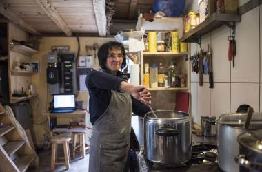 Préparation du repas au Refuge de Chamoissière - Villar d'Arène- La Grave