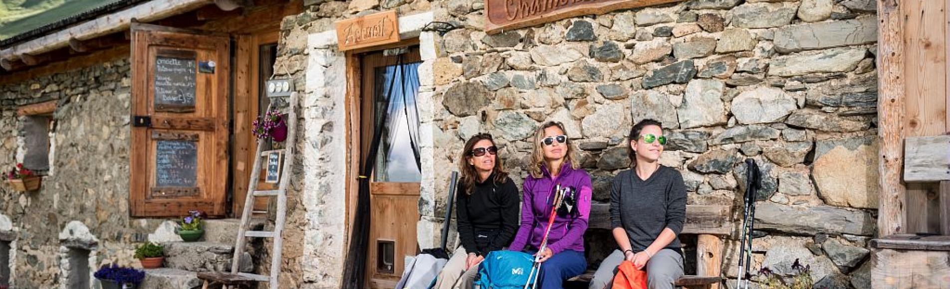 Randonneuses devant le refuge de Chamoissières © Carlos Ayesta