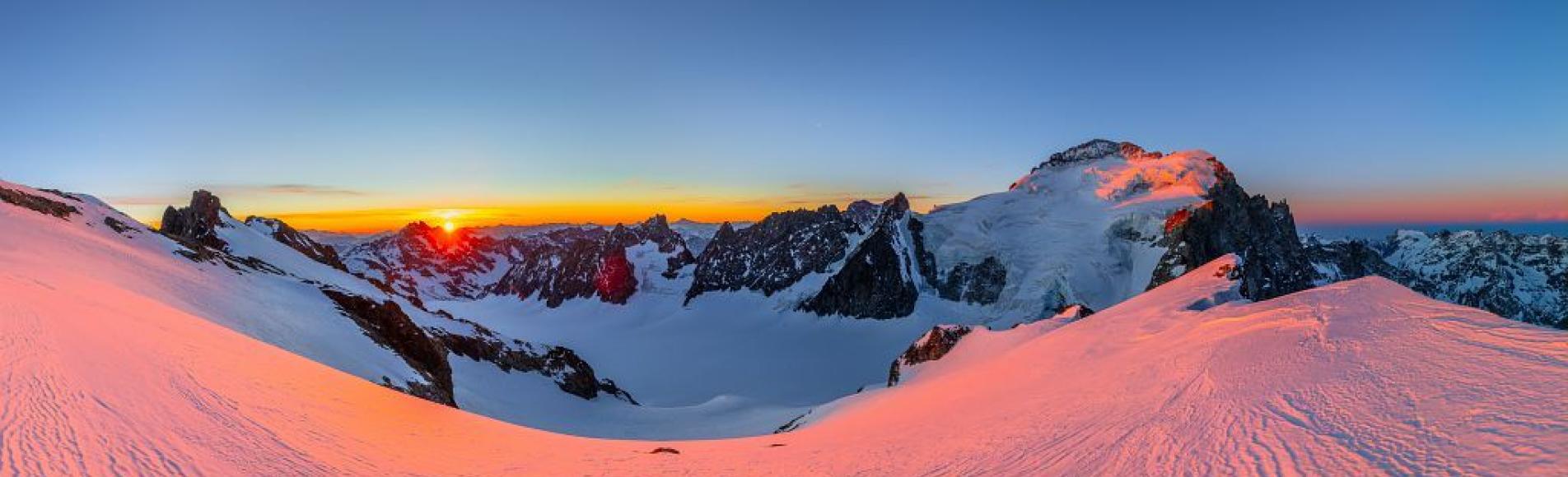 Glacier Blanc et barre des Écrins depuis roche Faurio - © T. Blais- PNE