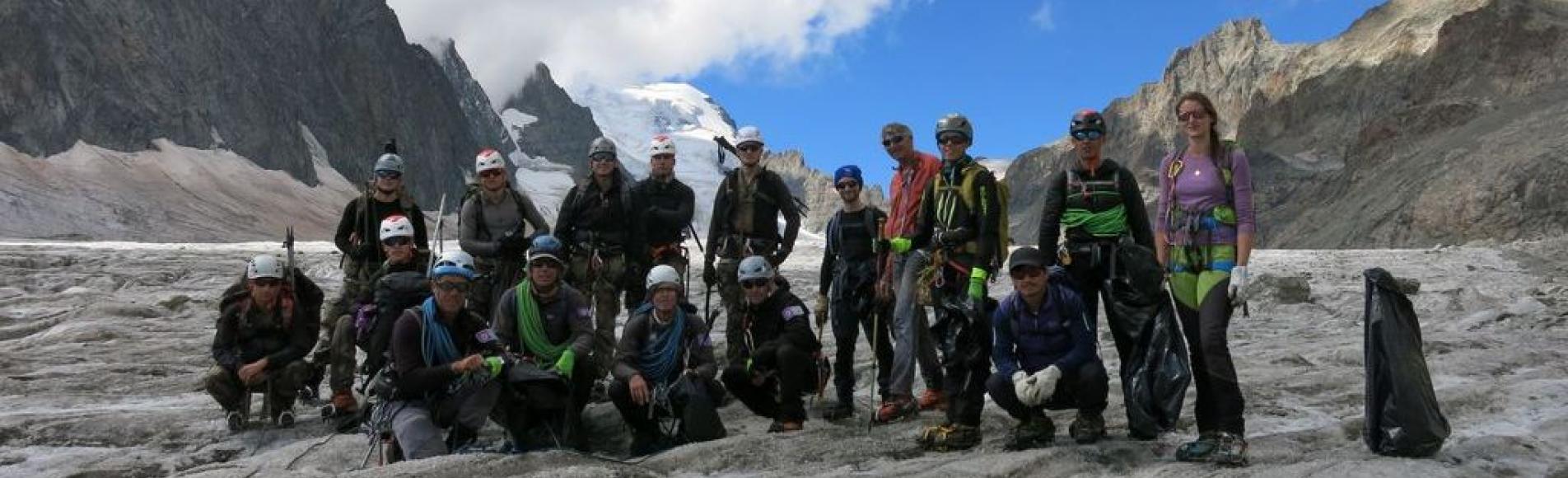 Le groupe des nettoyeurs sur le glacier Blanc © X. Kieser - PNE