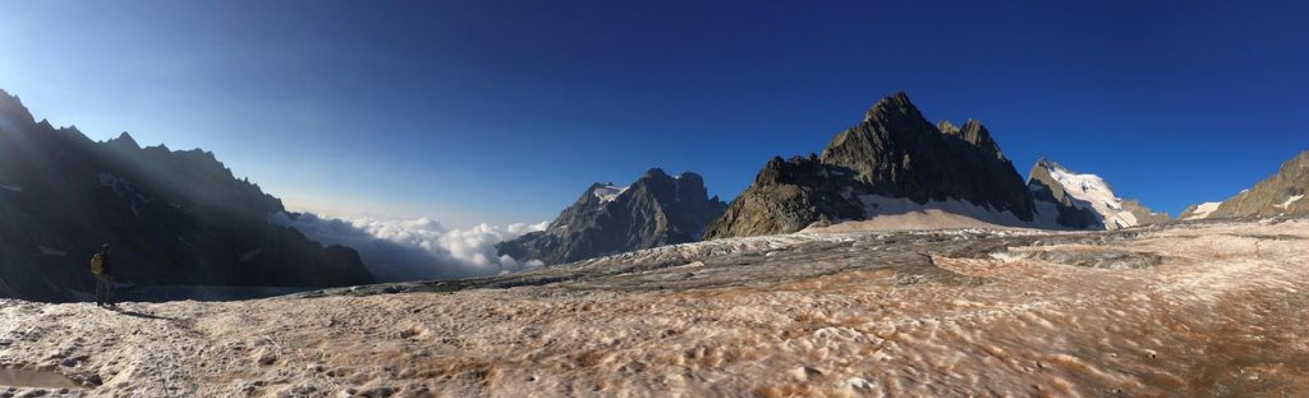 Sur le glacier Blanc © Emmanuel Thibert - INRAE Sur le glacier Blanc © Emmanuel Thibert - INRAE
