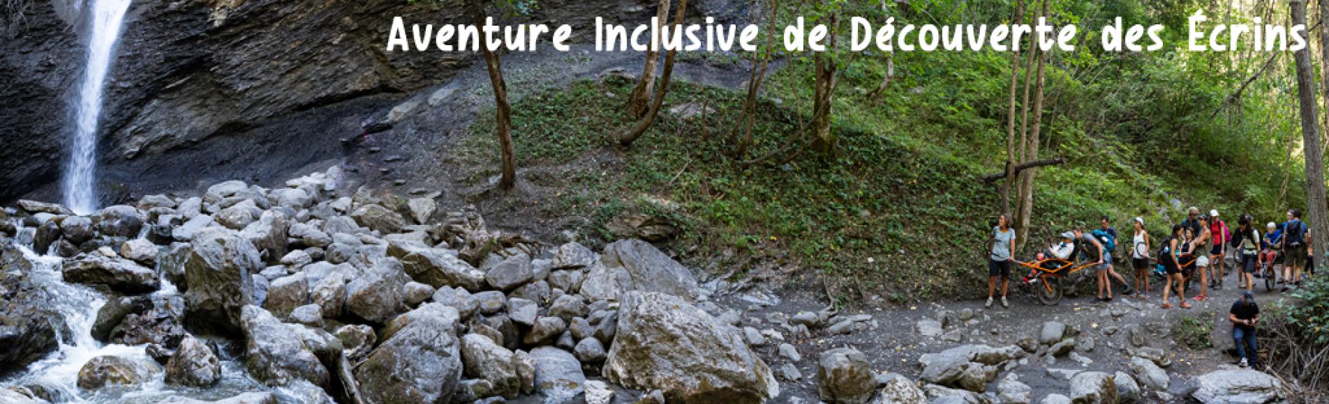 Randonneurs et joëlettes devant une cascade