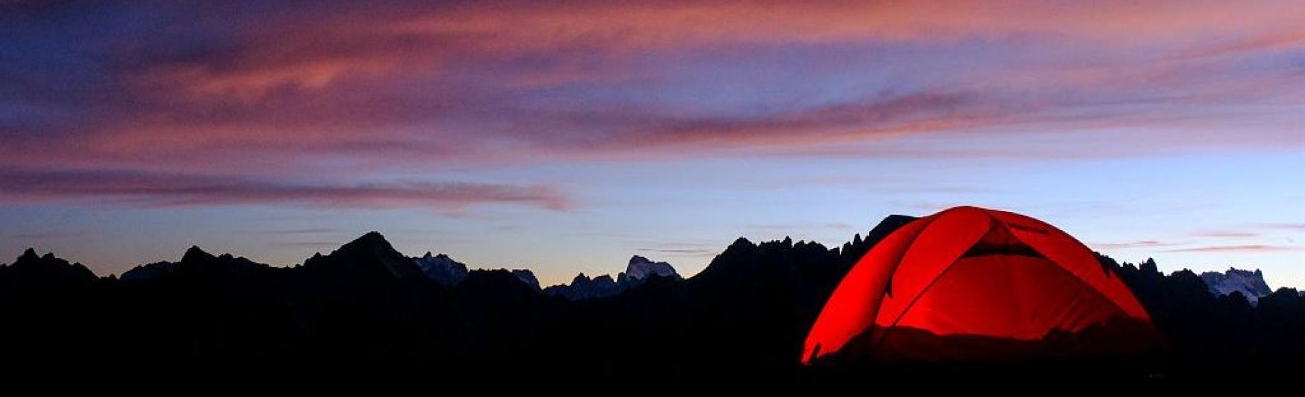 Coucher de soleil et bivouac. Au fond les Écrins et la Meije © Mireille Coulon - PNE Coucher de soleil et bivouac
