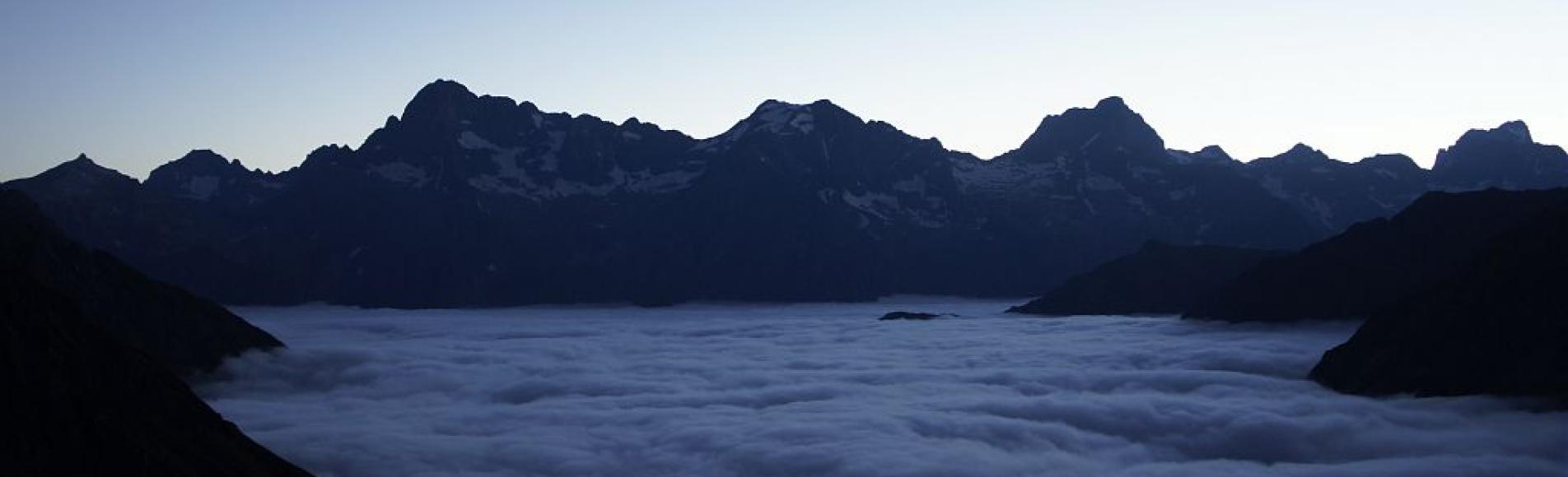 Mer de nuage au dessus du vallon de l'Aup - vue sur la rive droite de la haute séveraisse, Olan, Cime du Vallon, Rouies, Barre des Ecrins  © Ludovic Imberdis - Parc national des Ecrins