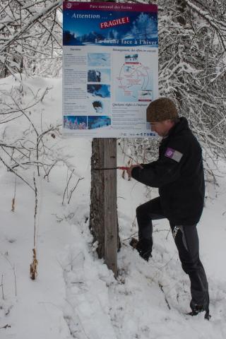 Installation panneau Chuut à Vallouise - janvier 2016 © C.Albert - Parc national des Ecrins