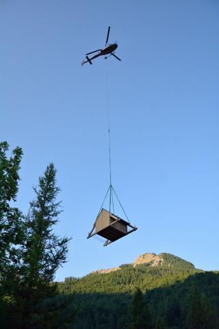 Héliportage cabane d'urgence en alpage © Mireille Coulon - Parc national des Ecrins