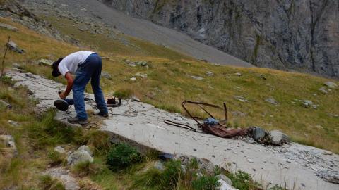 Juillet 2015 - Nettoyage fer à béton de la partie du refuge de l'Olan emportée par une avalanche dans les années 50. © Parc national des Écrins