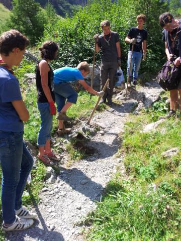 Scouts de Roland-Pierre en chantier sur un sentier en Vallouise - © Parc national des Ecrins