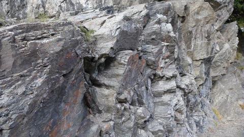 Amphibolite du Chaillol - Photo prise sur le chemin qui conduit à la cabane de Londonnière - La Motte en Champsaur - © R.Papet - Parc national des Ecrins