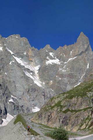 randonneurs sur la moraine du glacier Noir © T.Maillet - Parc national des Écrins