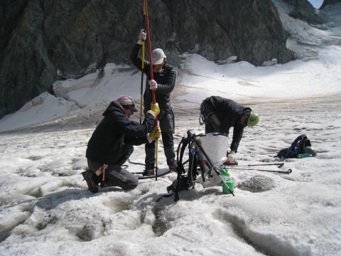 Relevé d'ablation glacier Blanc -30 août 2017 - photo M.Bouvier - Parc national des Ecrins