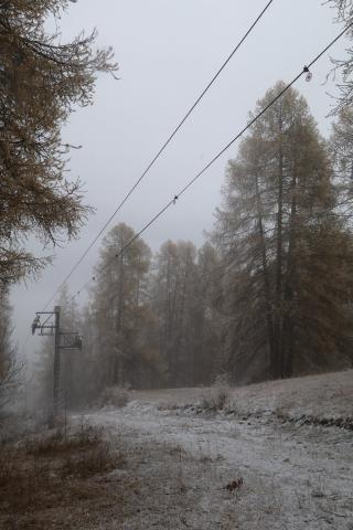 novembre 2017 - installation flotteurs de visualisation de câbles téléskis à Réallon © Martial Bouvier - Parc national des Écrins