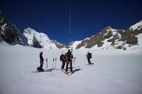 Nouvelles balises et carottage glacier Blanc - mai 2018- PNE -Irstea - photo J.Charron - Parc national des Ecrins